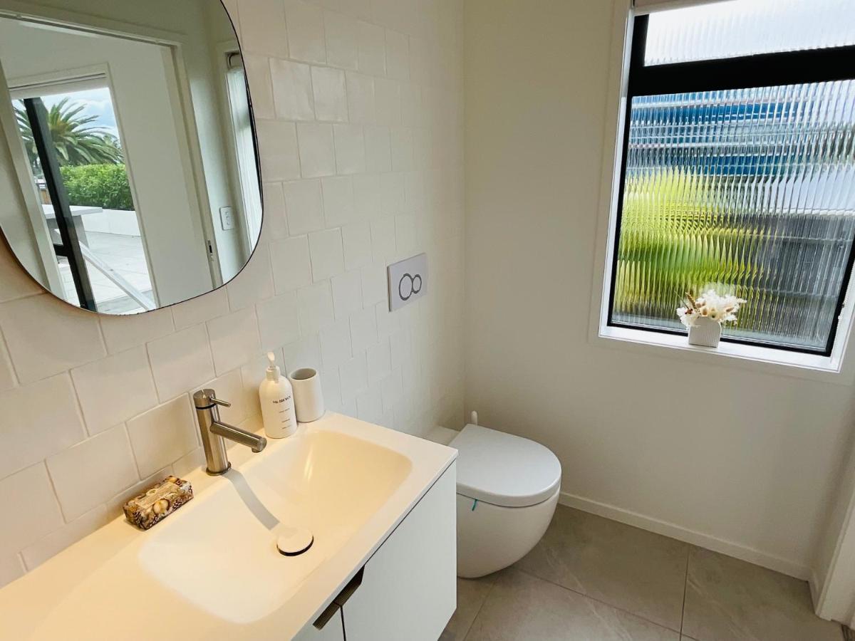 Deluxe Downtown Mount Maunganui Villa Exterior photo